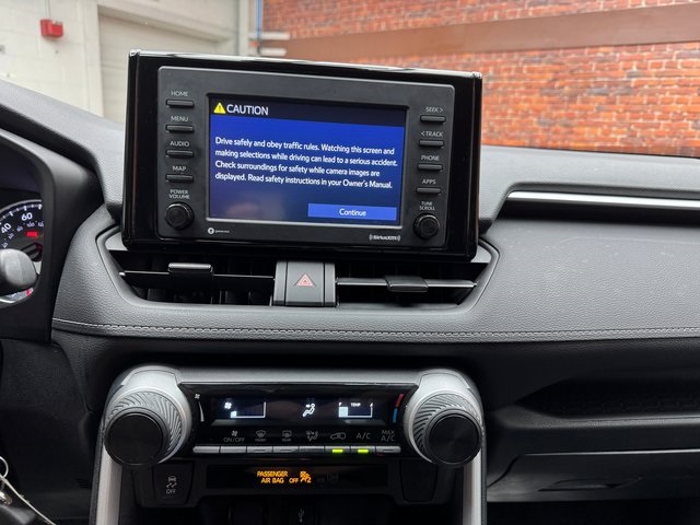 2021 Toyota RAV4 LE photo 17