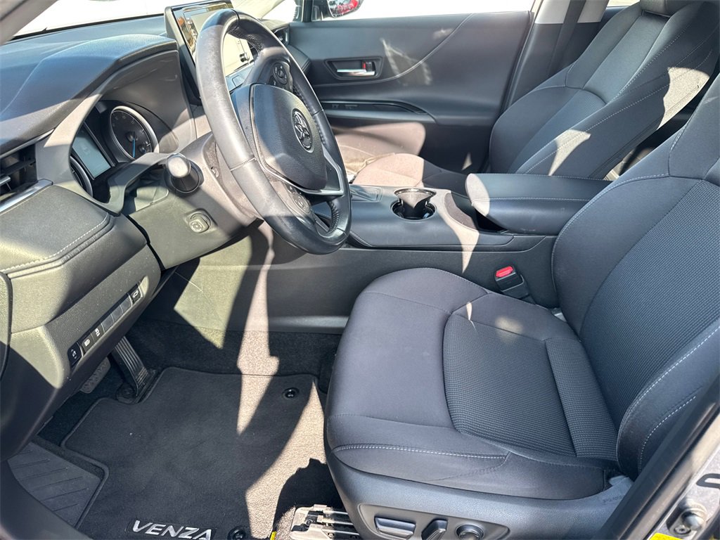 2021 Toyota Venza LE photo 7