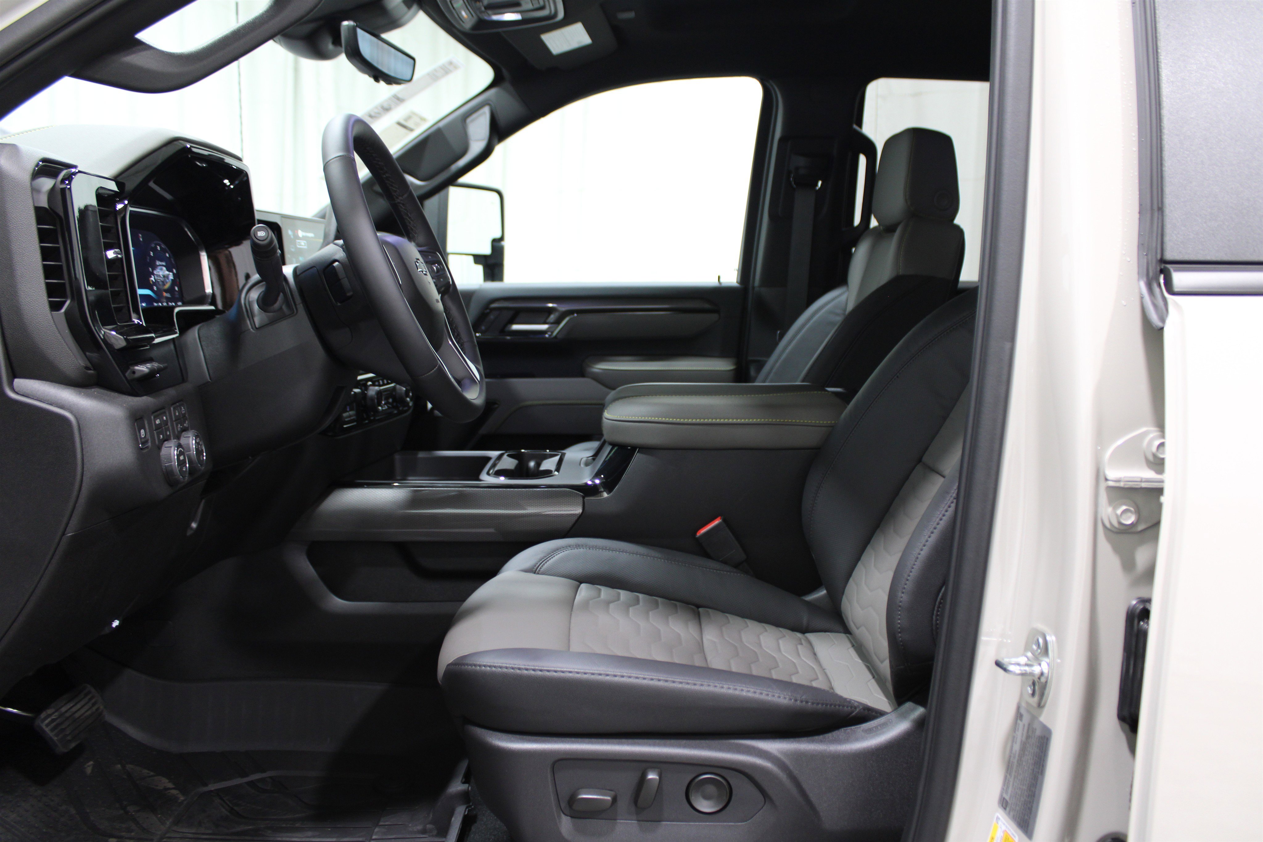 2026 Chevrolet Silverado 2500HD ZR2 photo 3