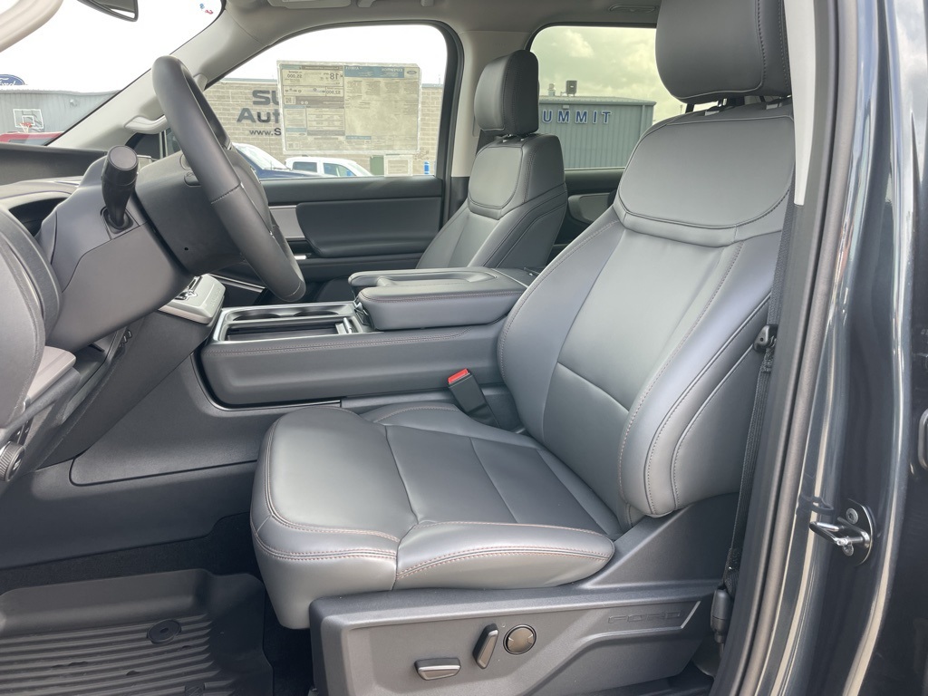 2025 Ford Expedition photo 5