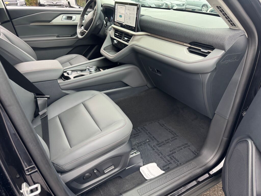 2025 Ford Explorer photo 13