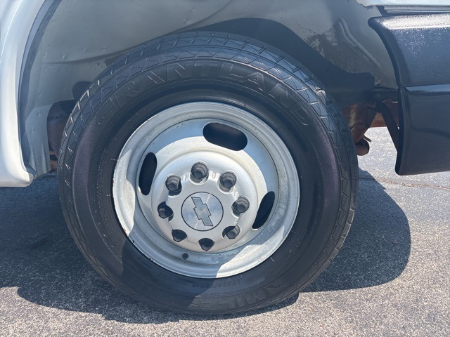 2008 Chevrolet Express Cutaway 3500 Base photo 3