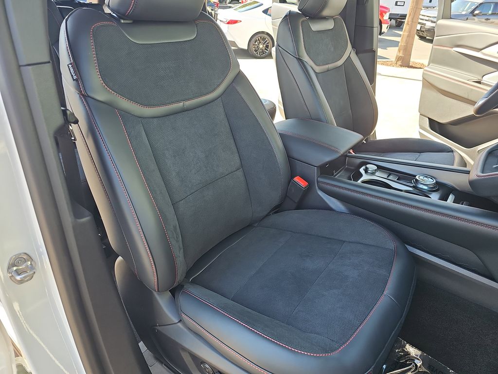 2025 Ford Explorer ST photo 8