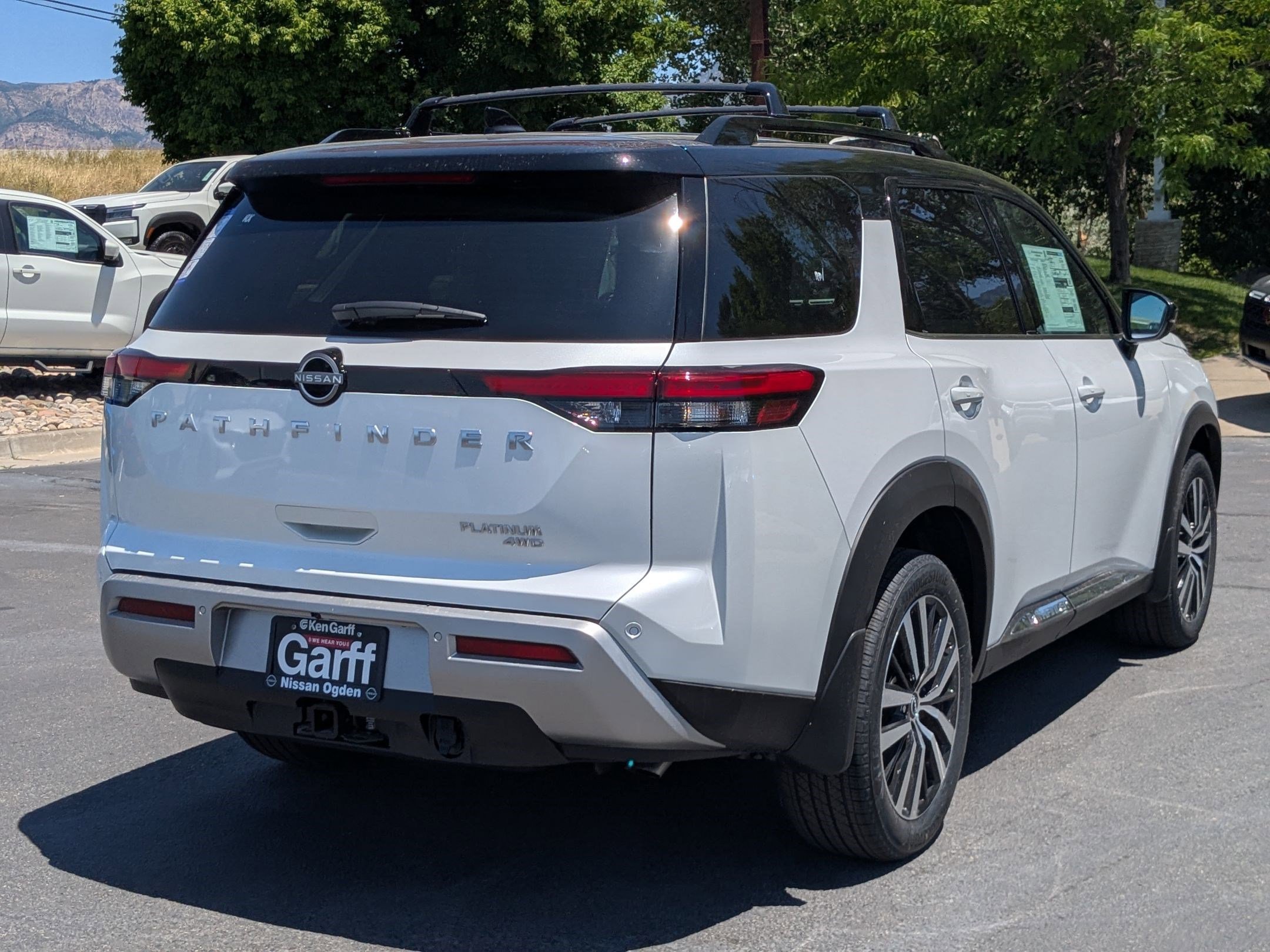 2025 Nissan Pathfinder Platinum photo 3