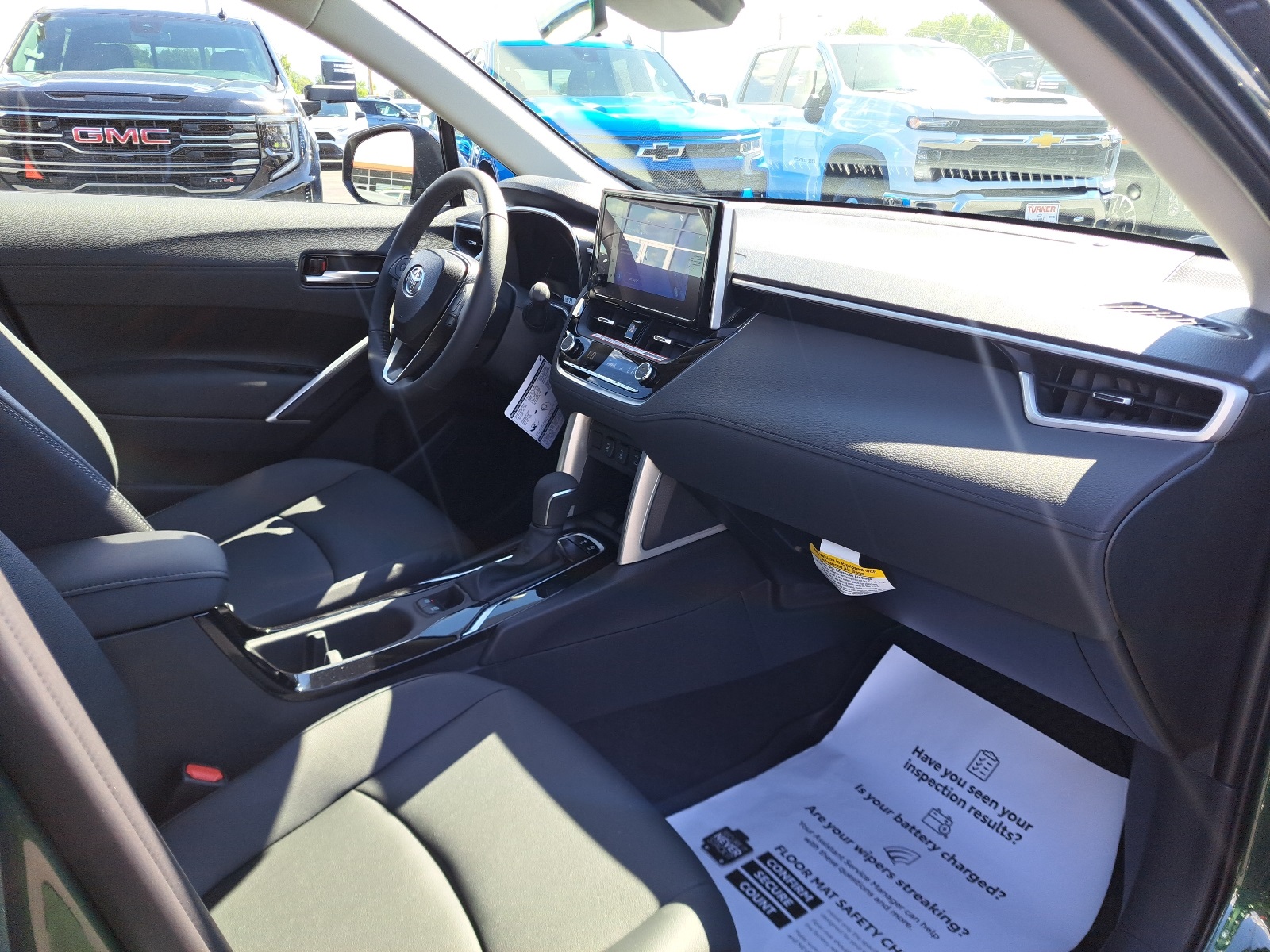 2025 Toyota Corolla Cross XLE photo 28