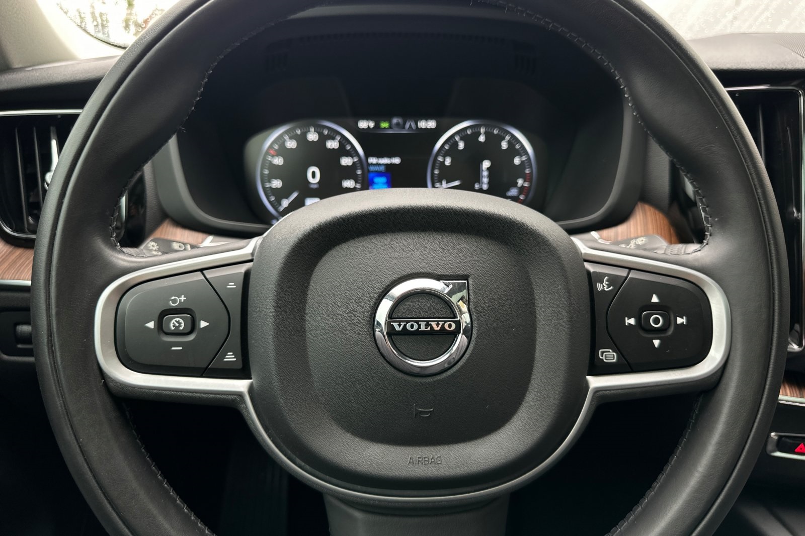 2021 Volvo XC60 T5 Momentum photo 25