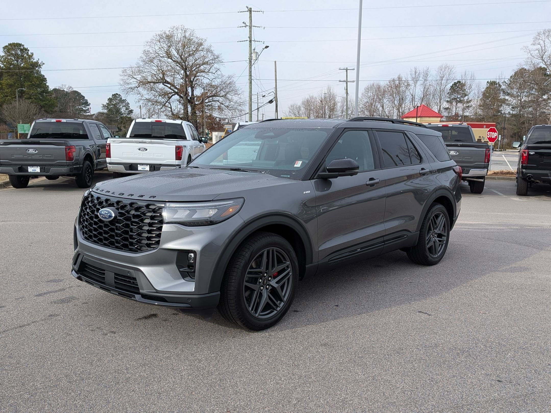 2025 Ford Explorer ST-LINE's photo