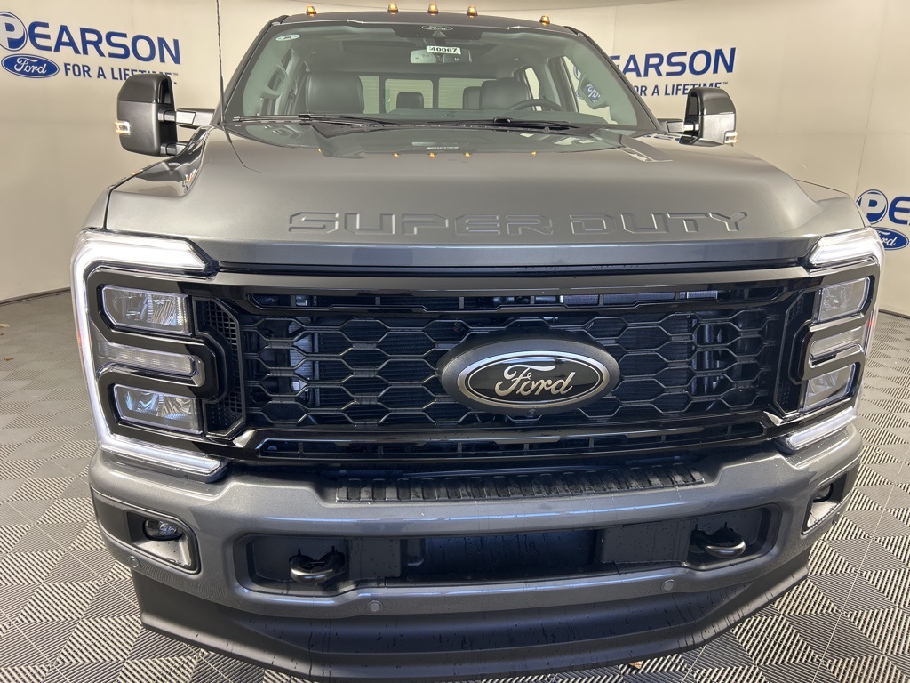 2025 Ford F-250 Lariat photo 2