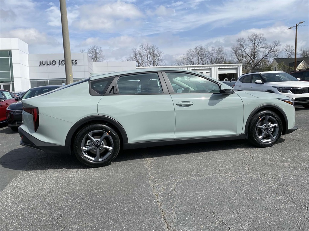 2025 Kia K4 GT-Line Turbo photo 2