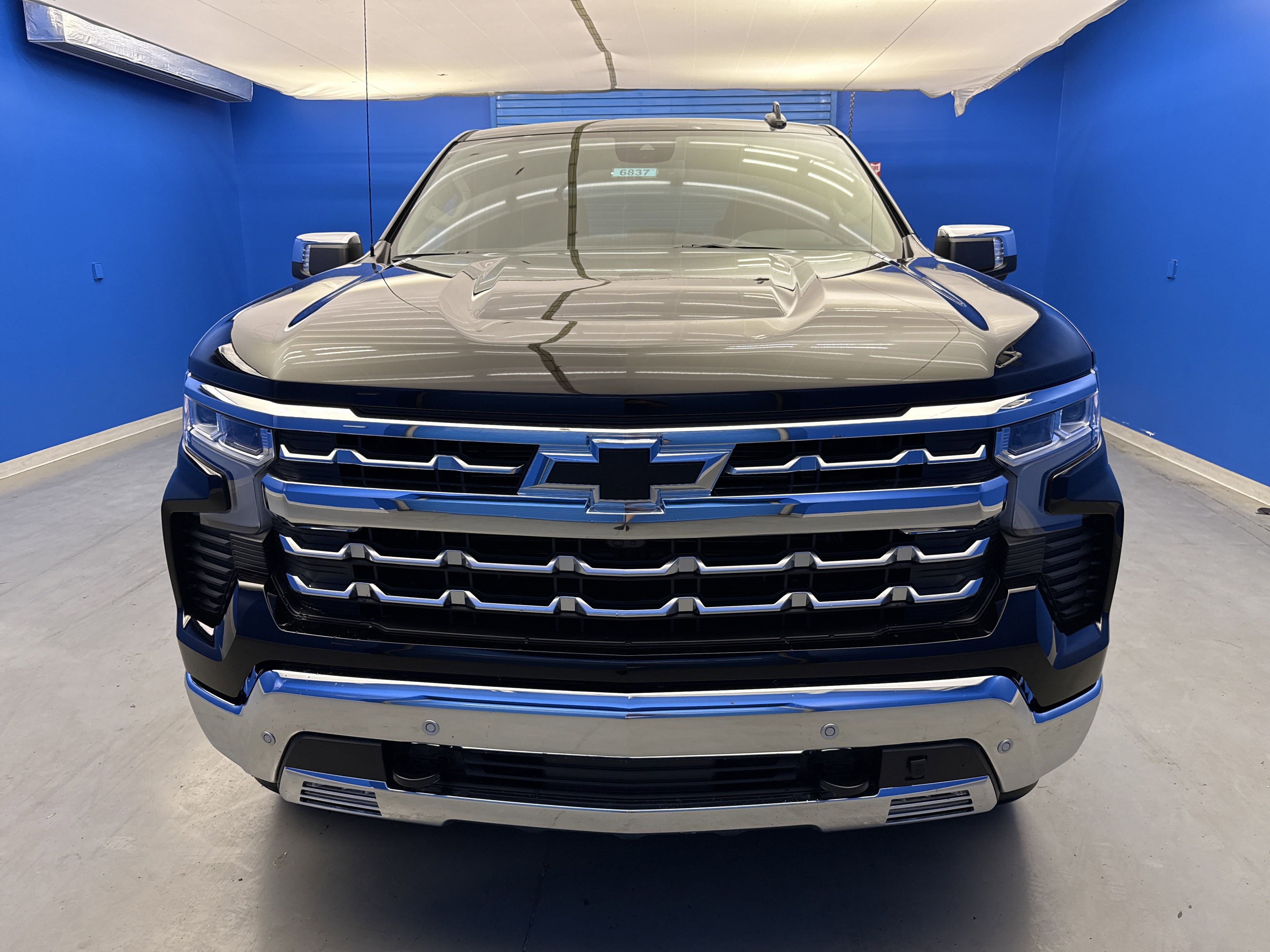 2025 Chevrolet Silverado 1500 LTZ photo 3