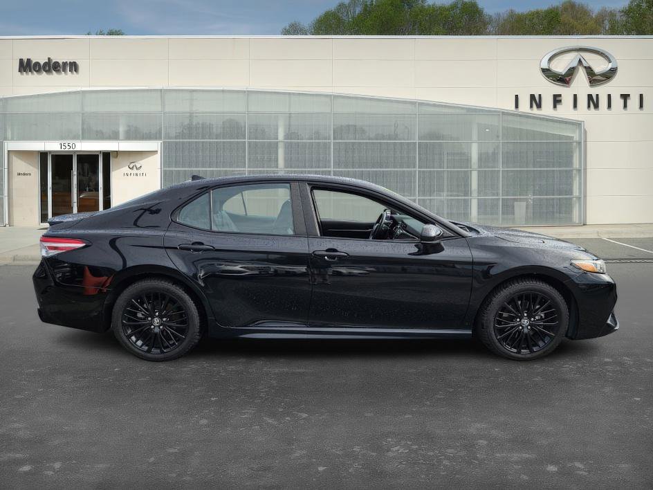 2020 Toyota Camry SE photo 3