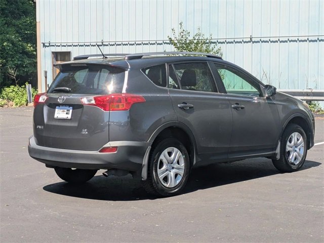 2015 Toyota RAV4 LE photo 3