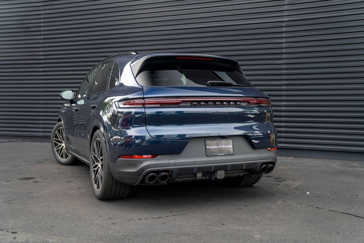 2025 Porsche Cayenne photo 3