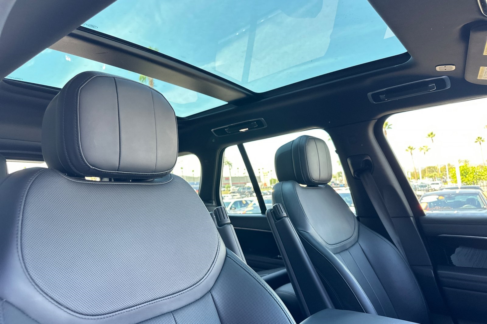 2023 Land Rover Range Rover SE photo 18