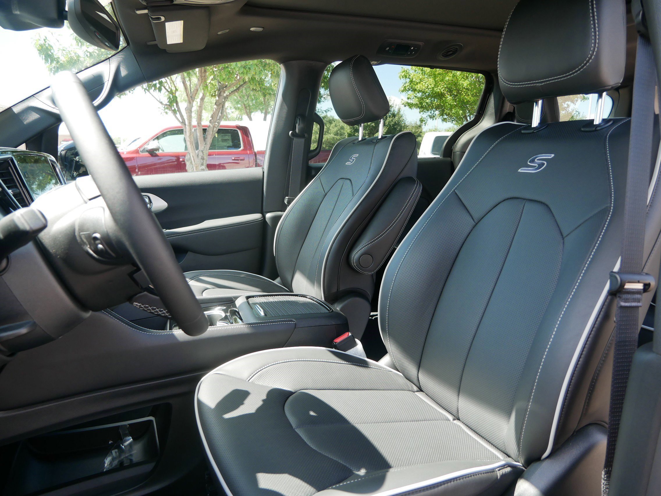 2026 Chrysler Pacifica Limited photo 8