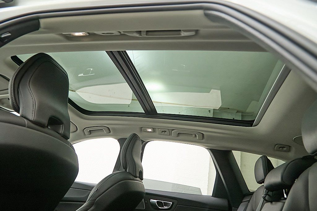 2023 VOLVO XC60 - Image 24