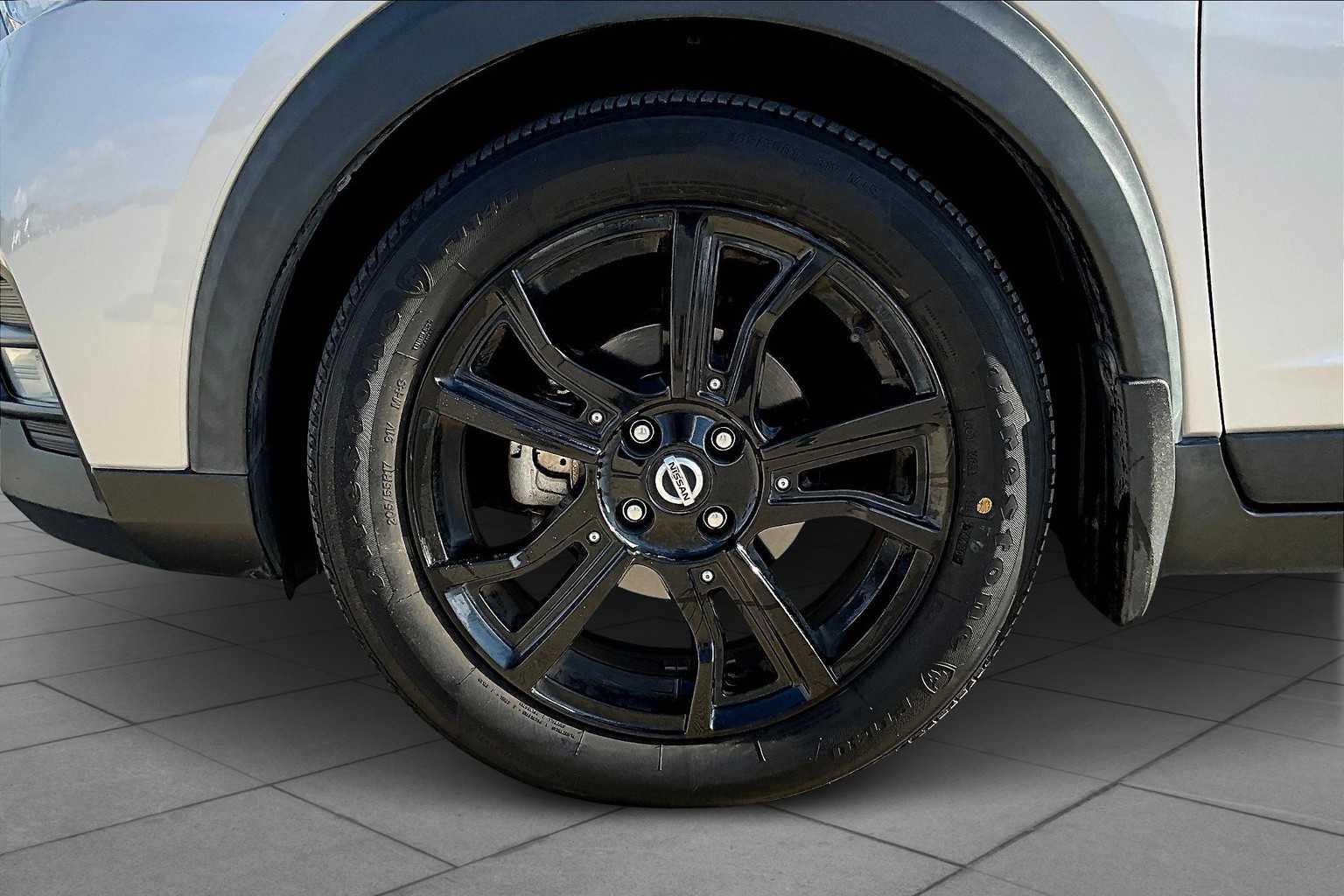 2020 Nissan Kicks SR photo 9