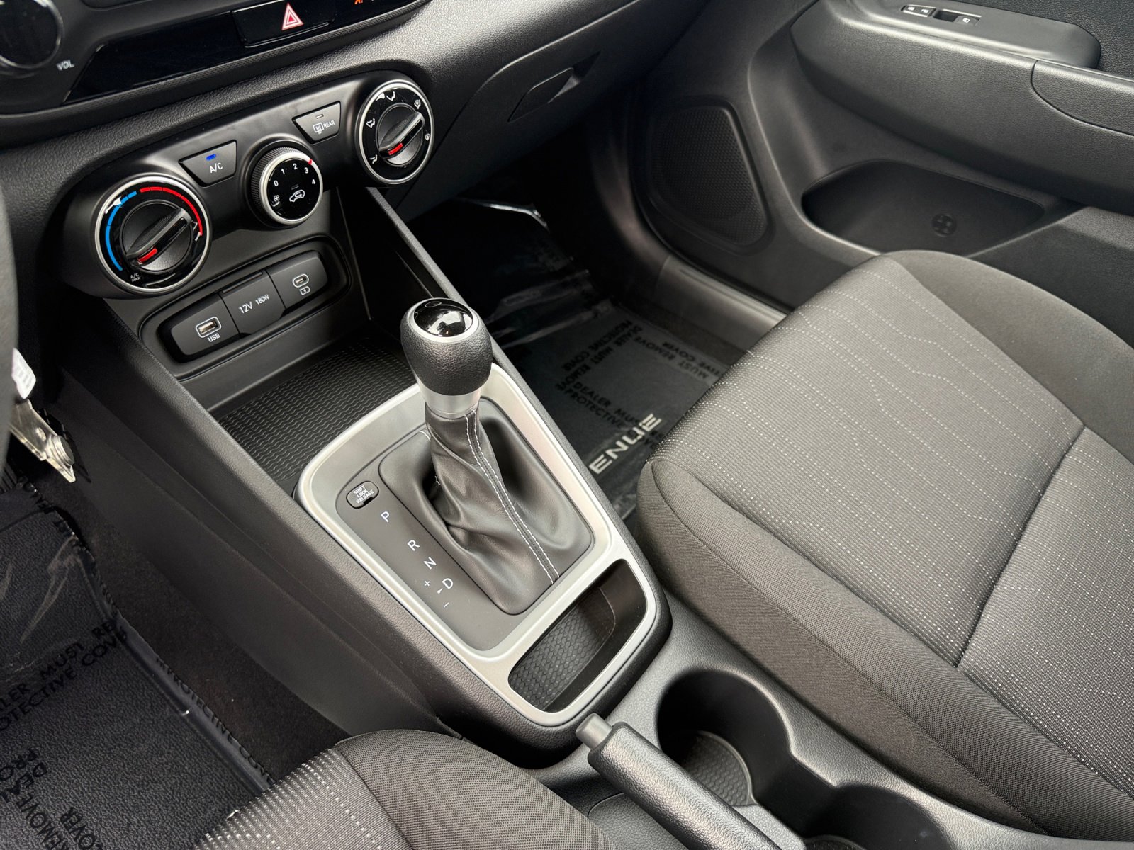 2025 Hyundai Venue SE photo 13