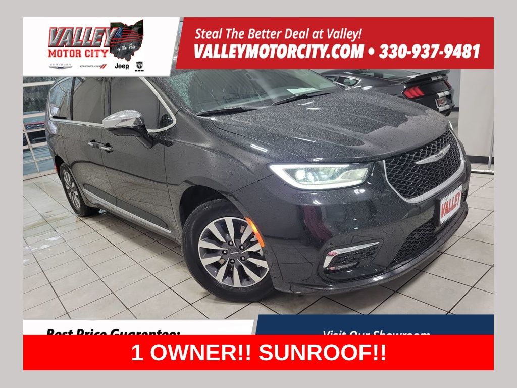 2023 Chrysler Pacifica Hybrid Limited's photo