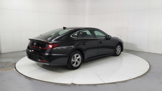 Used 2022  Hyundai SE image 5