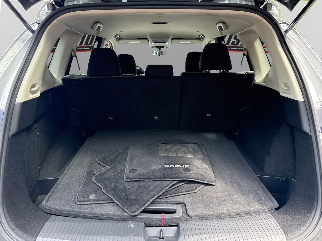 2022 Nissan Rogue SV photo 11