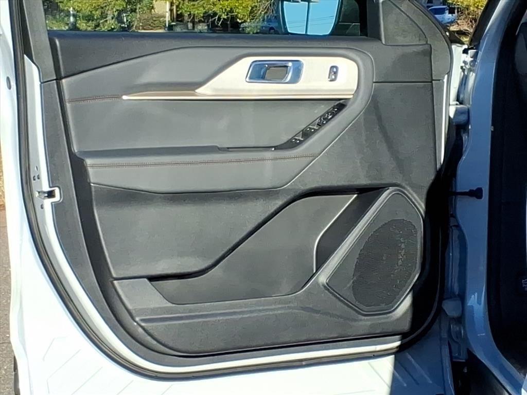 2025 Ford Explorer photo 3
