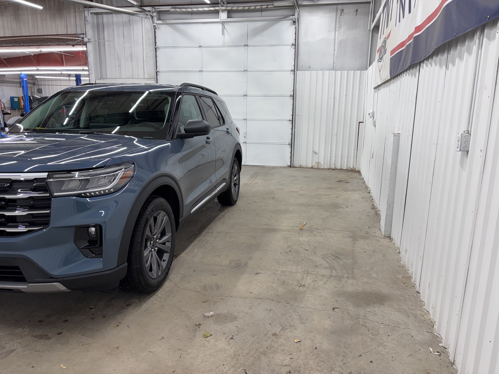2025 Ford Explorer photo 2