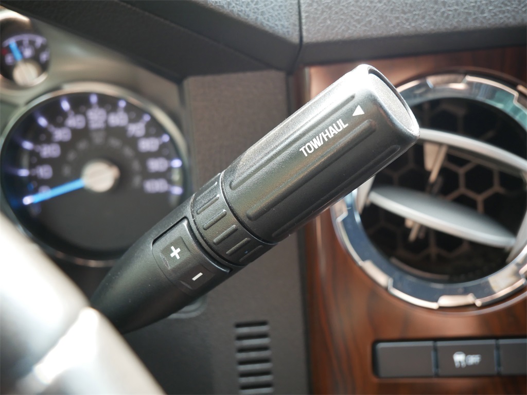 2015 Ford F-250 Lariat photo 18