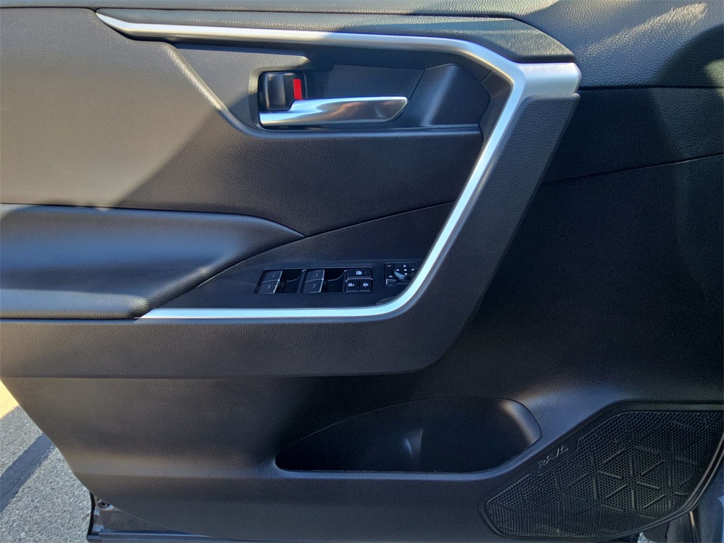 2022 Toyota RAV4 XLE photo 18