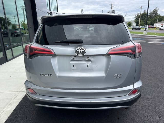 2017 Toyota RAV4 XLE photo 4