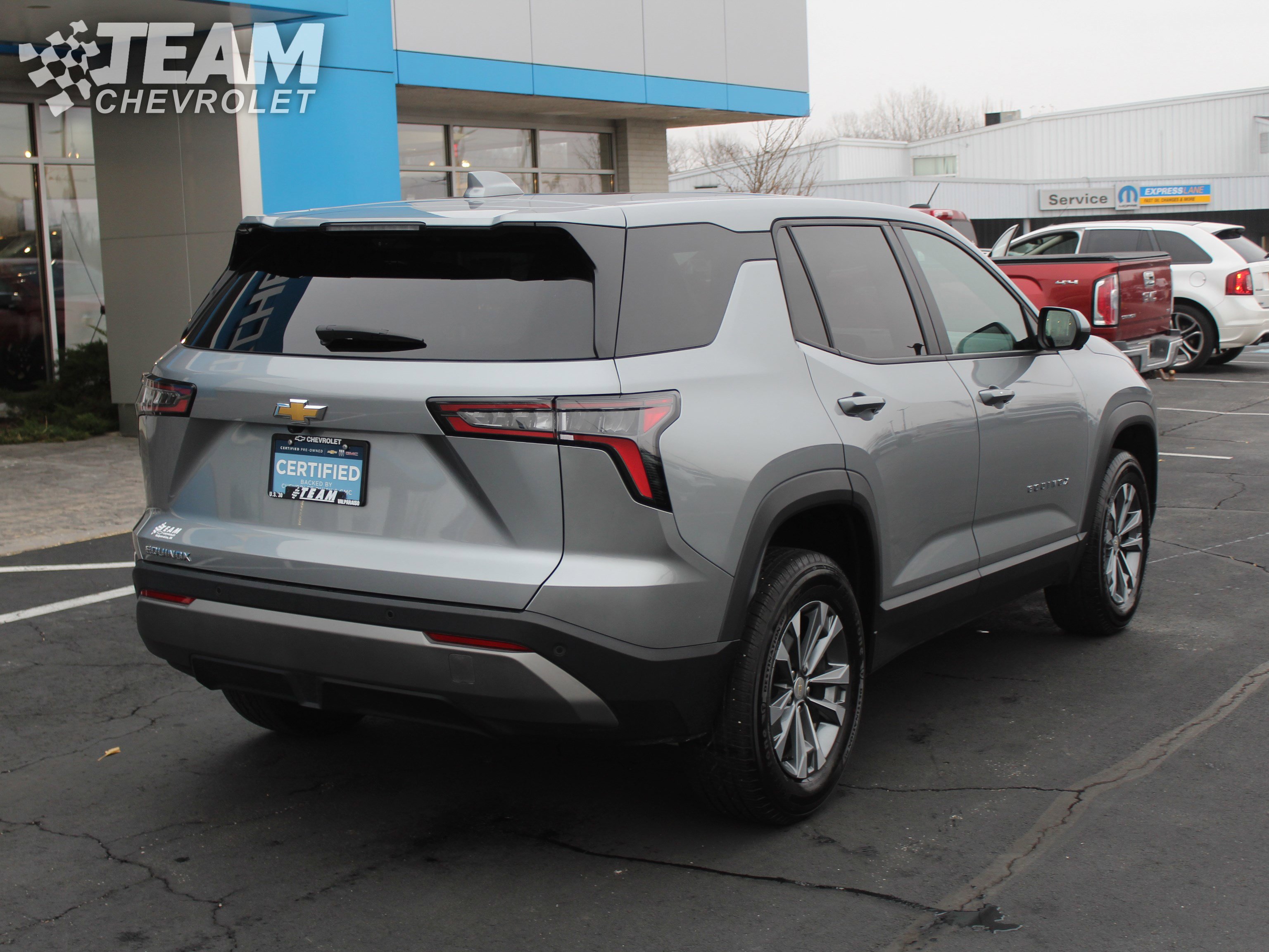 2025 Chevrolet Equinox LT photo 2