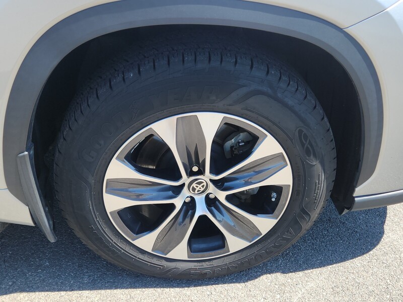 2021 Toyota Highlander XLE photo 15