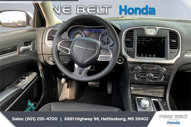 2022 Chrysler 300 Touring photo 5