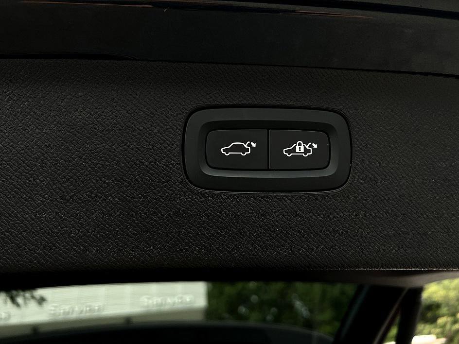 2022 Volvo XC90 Momentum AWD photo 24