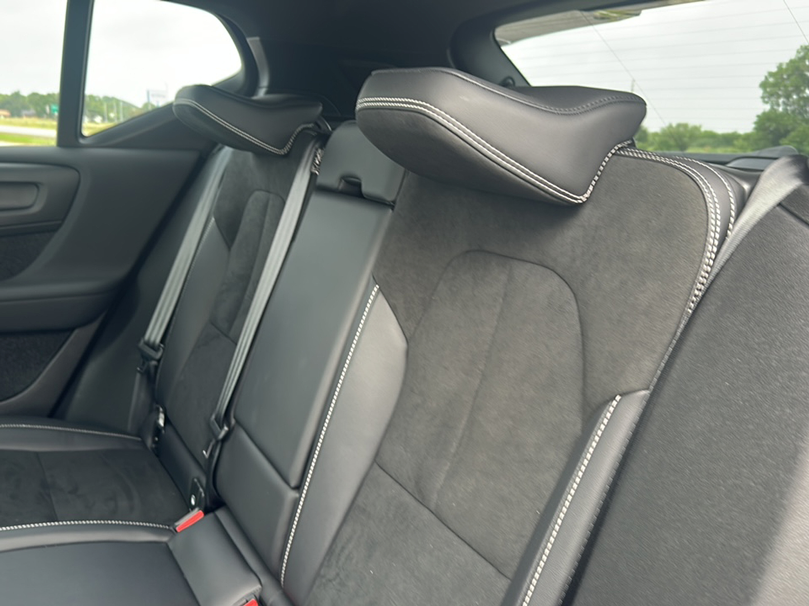 2022 Volvo XC40 T5 R-Design photo 8