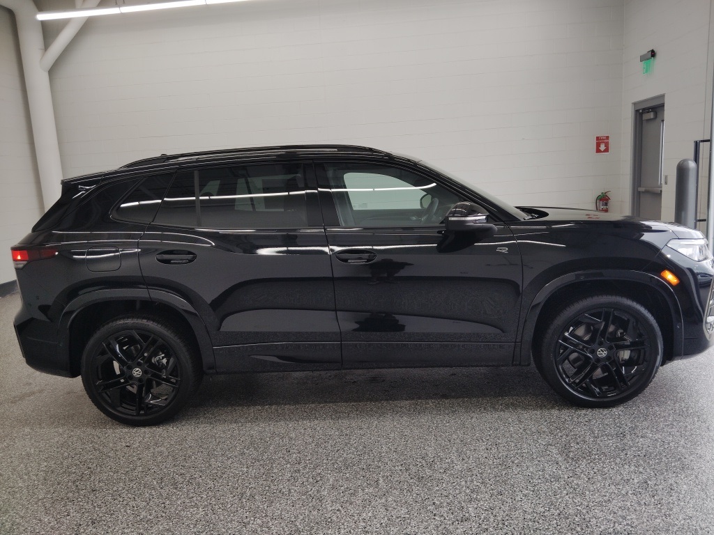 2026 Volkswagen Tiguan SE R-Line Black photo 2