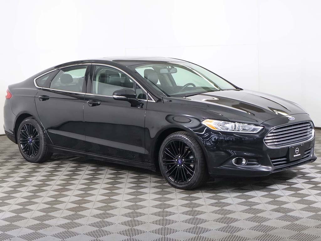 2016 Ford Fusion SE photo 2