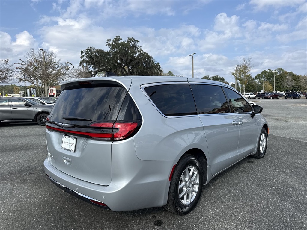 2026 Chrysler Pacifica photo 2
