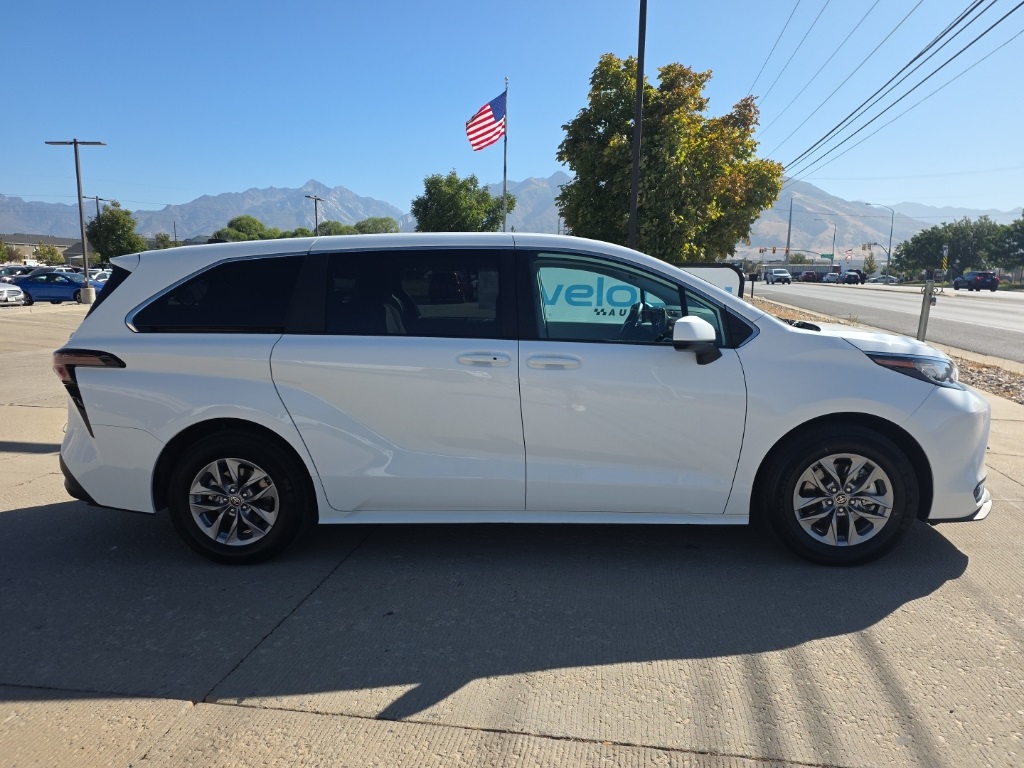 2023 Toyota Sienna LE photo 2