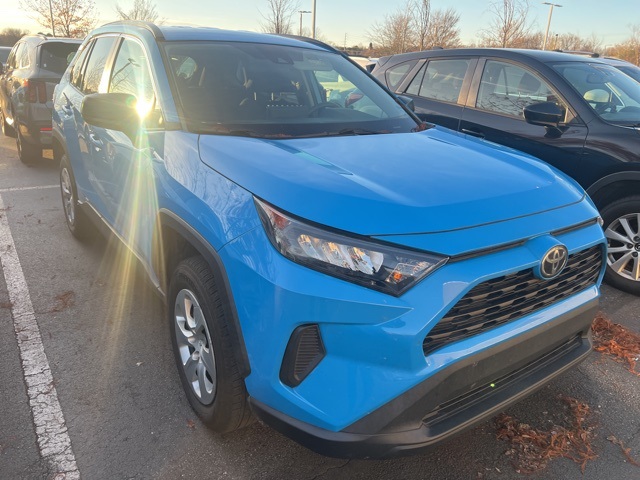 2020 Toyota RAV4 LE photo 3