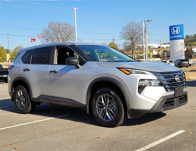 2024 Nissan Rogue S's photo