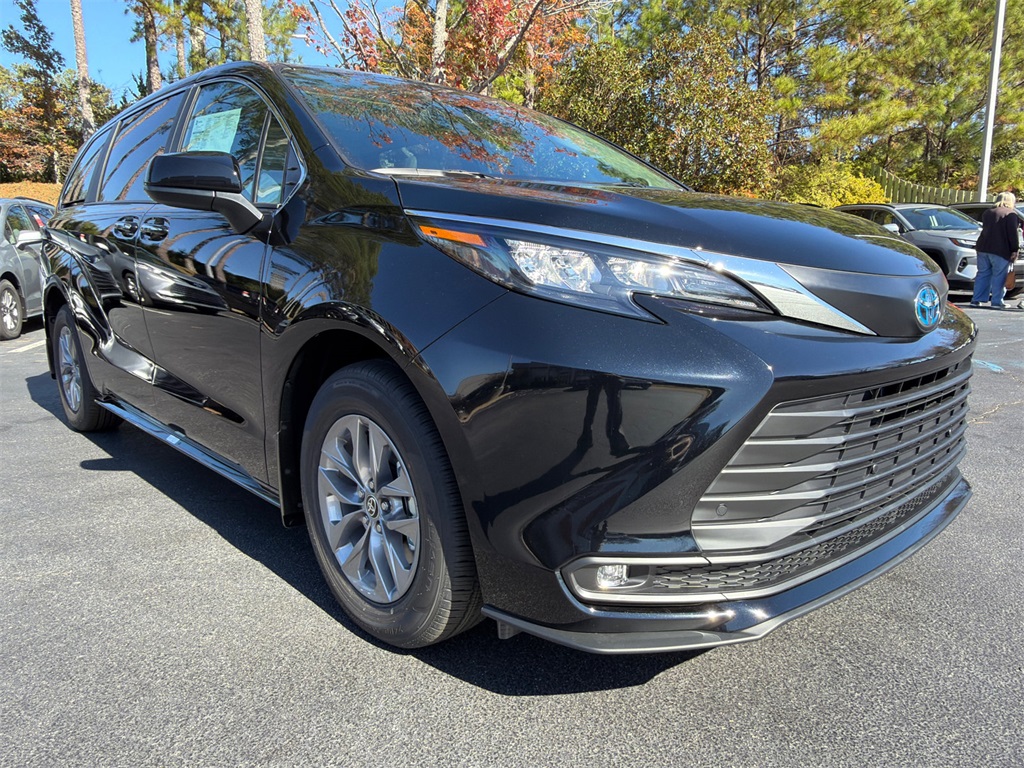 2025 Toyota Sienna XLE's photo