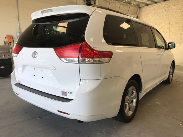 2014 Toyota Sienna LE photo 3