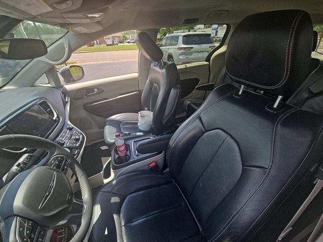 2022 Chrysler Pacifica Touring L photo 3