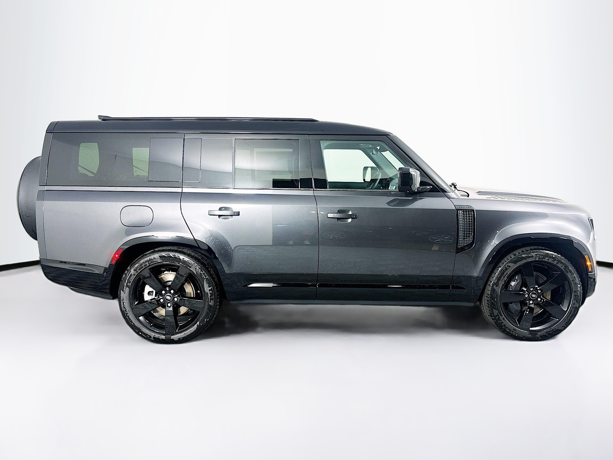 2025 Land Rover Defender 130 X-Dynamic SE photo 4