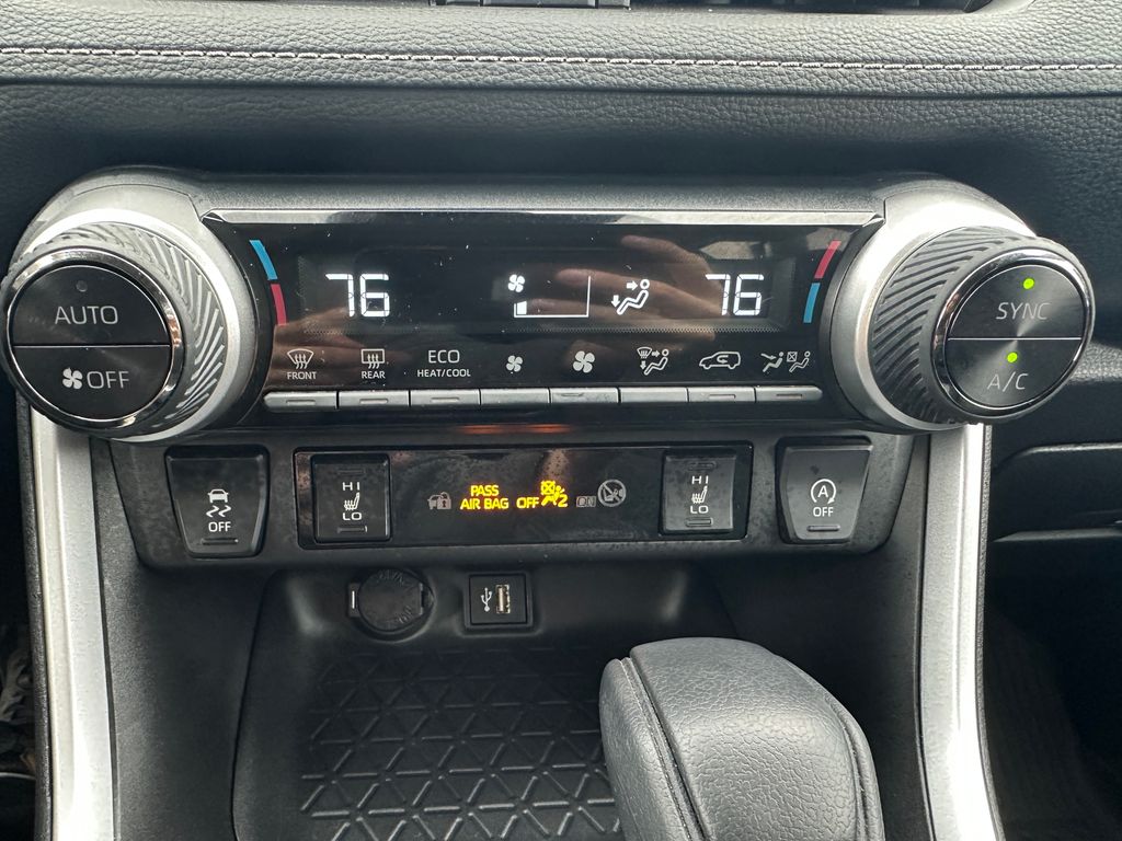 2024 Toyota RAV4 XLE photo 16
