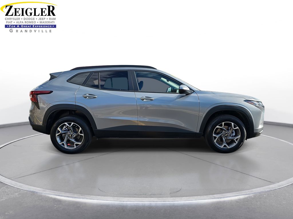 2025 Chevrolet Trax LT photo 4