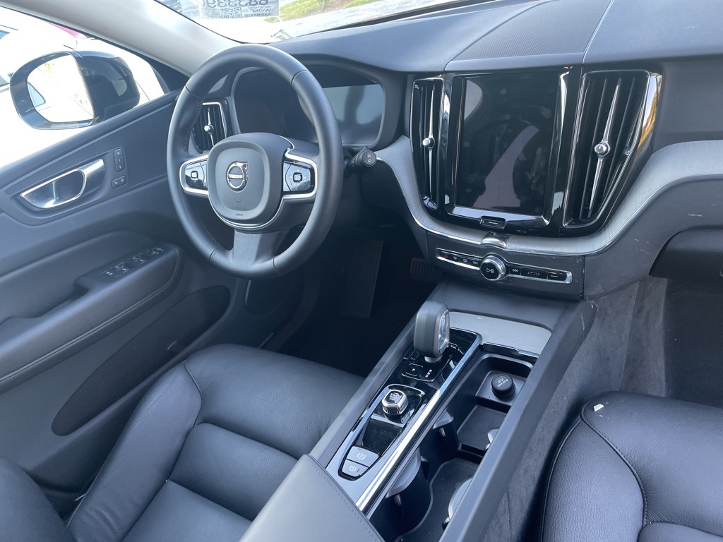 2025 Volvo XC60 B5 Plus photo 2