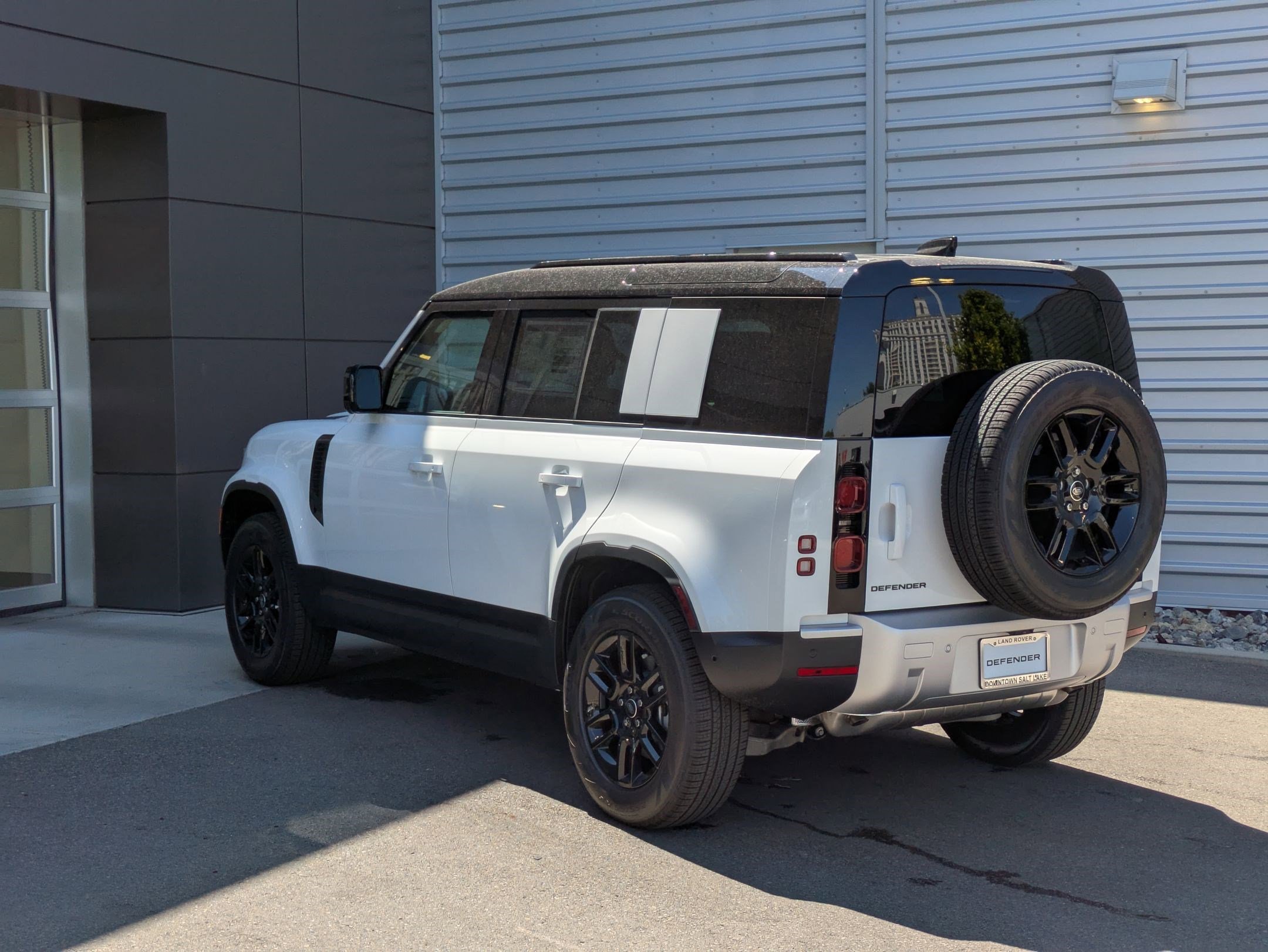 2025 Land Rover Defender 110 S photo 3