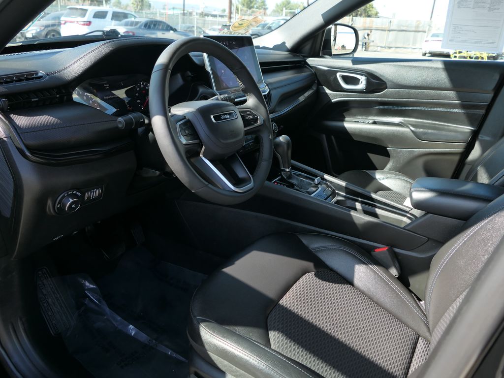 2025 Jeep Compass Latitude photo 5